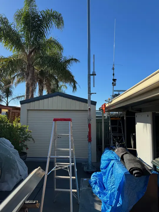 HF vertical and mast beside the shed