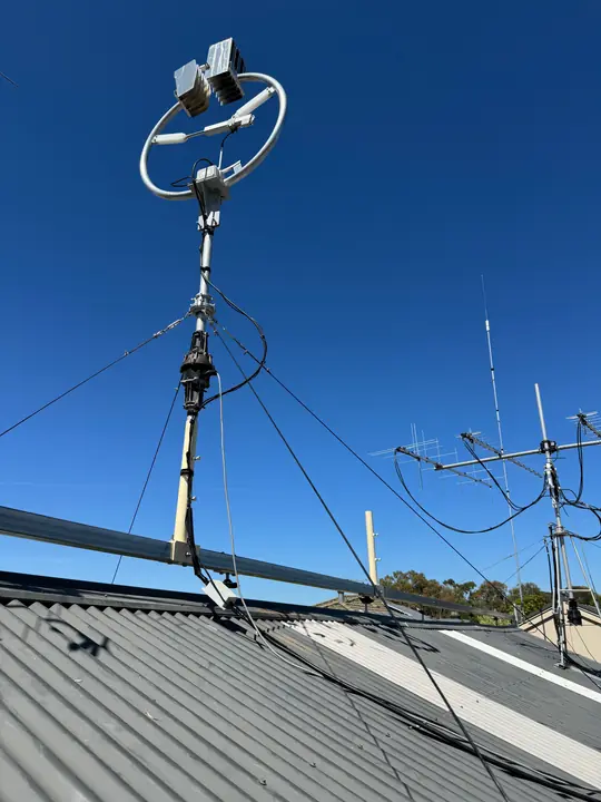 Loop and satellite crossed yagis